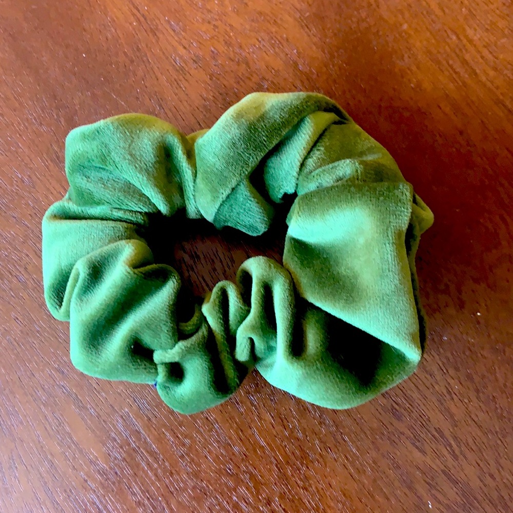 Green velvet scrunchie (1)